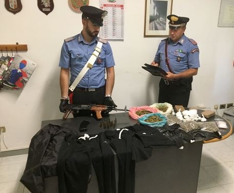Un kalashnikov e tre chili di droga ritrovati in un trullo a Palo del Colle, indagano i carabinieri