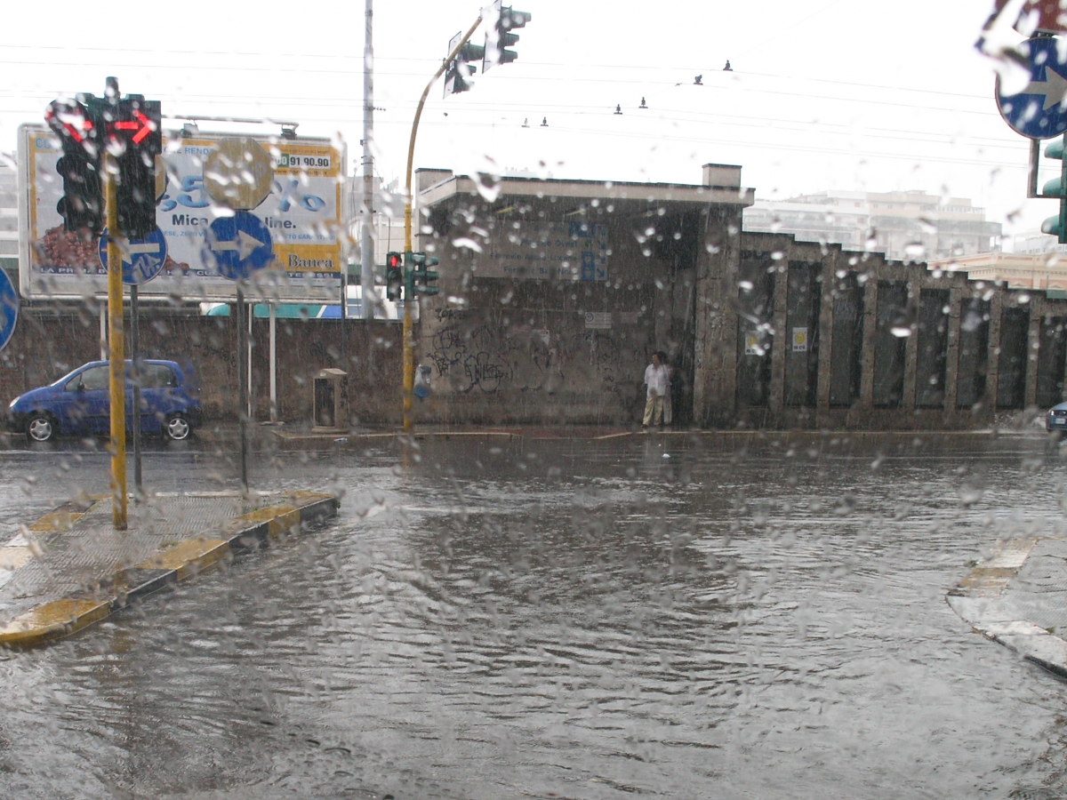‘Una cascata d’acqua’ in pieno centro a Bari, la pioggia genera l’effetto Wow sui social