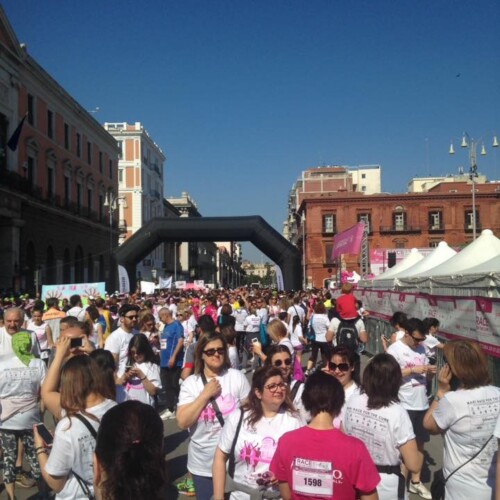 Una scia rosa fucsia ha invaso il centro di Bari con la ‘Race for the cure’, oltre 15.000 le presenze
