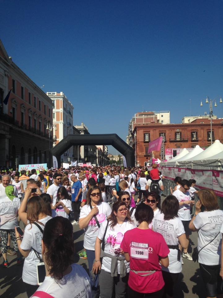 Una scia rosa fucsia ha invaso il centro di Bari con la ‘Race for the cure’, oltre 15.000 le presenze