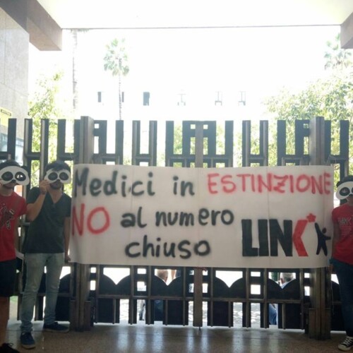 Università, la protesta degli studenti durante i test: ‘In Puglia sempre meno medici, necessario eliminare il numero chiuso’