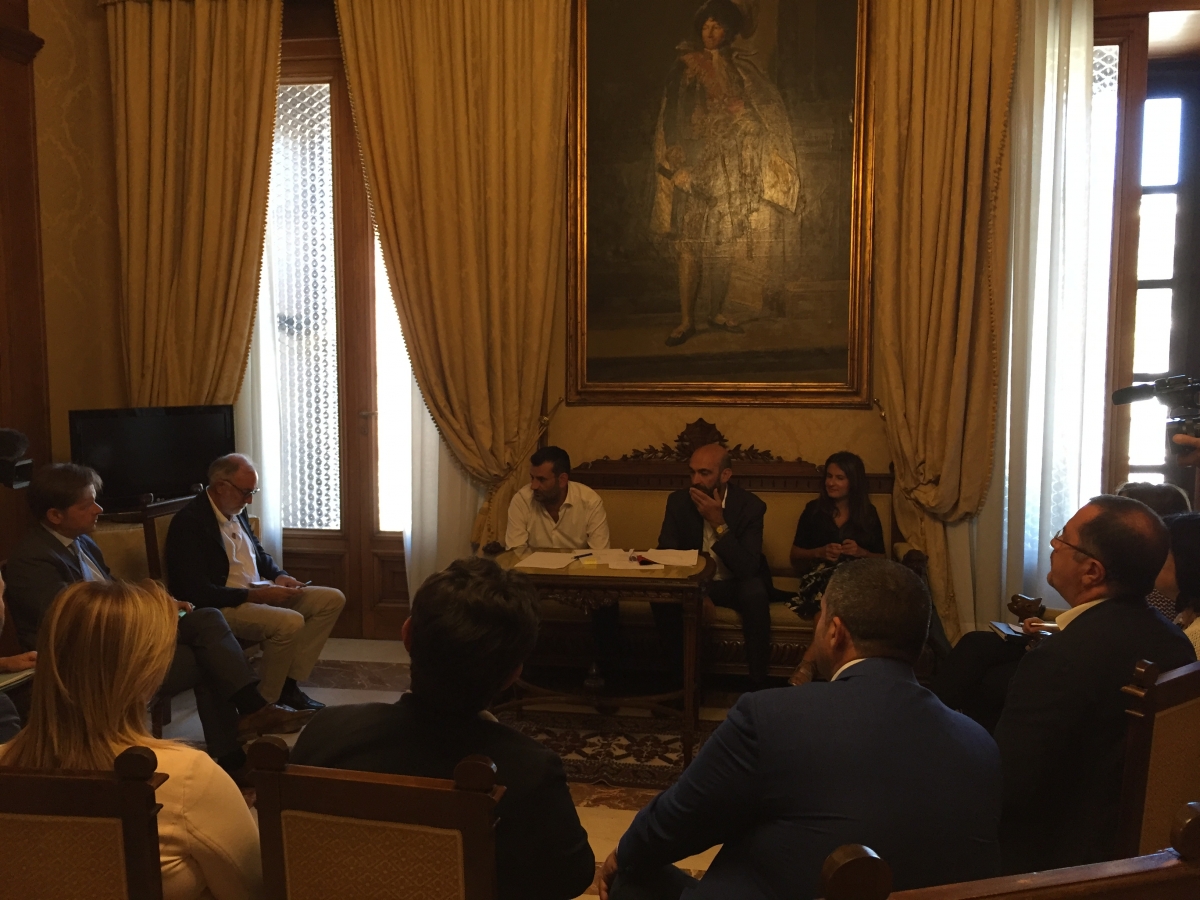 Vaccini, sette giorni per consegnare la documentazione nelle scuole. Decaro incontra i sindaci: ‘Situazione rassicurante’