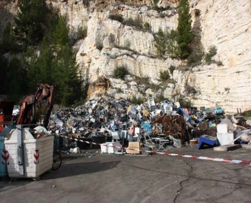 Vieste, abbandono e gestione illecita di rifiuti: impianto di autodemolizione sequestrato, due denunce
