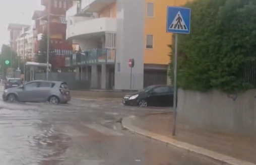 Violento nubifragio si abbatte su Bari, quartieri in tilt: strade allagate a San Girolamo (VIDEO)