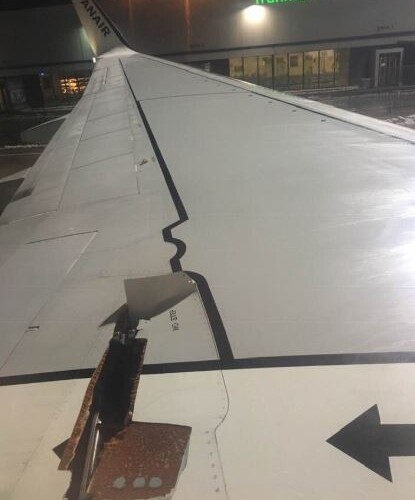 Volo Francoforte-Bari, ala danneggiata durante il viaggio: ‘Un rumore improvviso e l’atterraggio di emergenza’