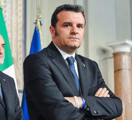 Xylella, il ministro Centinaio risponde a Beppe Grillo: ‘Non è una fake news. A breve visita in Puglia’