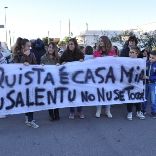 Xylella, Movimento 5 Stelle e comitati scendono in piazza a Torchiarolo: ‘Giù le mani dai nostri ulivi’ (FOTOGALLERY)
