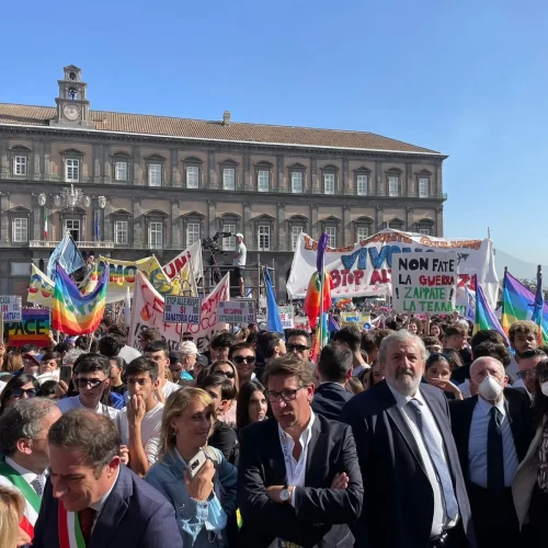 Emiliano alla marcia per la pace a Napoli: “Una piazza piena di giovani che ha intuito le insidie e le speranze di una generazione intera”
