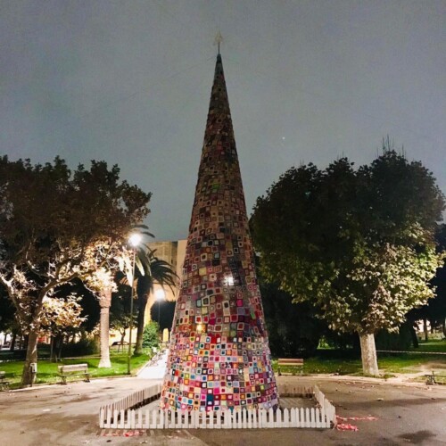 Manca pochissimo per l’albero di Natale più alto d’Italia fatto all’uncinetto