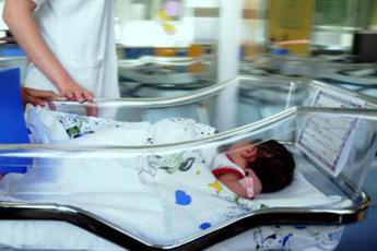 Bari, neonata lasciata in culla termica in chiesa: è in buone condizioni