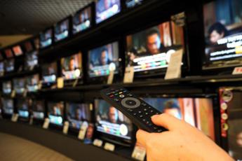 Ascolti tv, ‘C’è Posta Per Te’ batte ‘Tali e Quali’