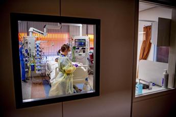 Il Covid lascia il posto letto all’influenza: -22% ricoveri