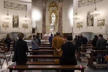 Benedizioni ai gay, apertura del Vaticano: “Sì a preghiera fuori dai riti”