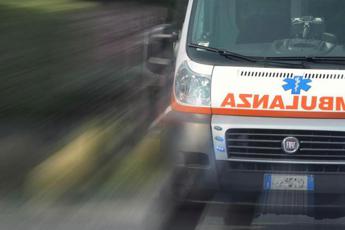 Incidente a Roma, scontro tra due auto in via Laurentina: un morto e un ferito