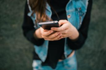 WhatsApp down, problemi per messaggi oggi: cosa succede