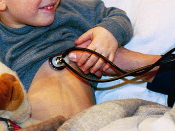 Polmoniti bambini, pediatri ‘in Italia nessun aumento casi da Mycoplasma’