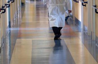 Salerno, garza dimenticata nel paziente: sospeso per un anno primario Enrico Coscioni
