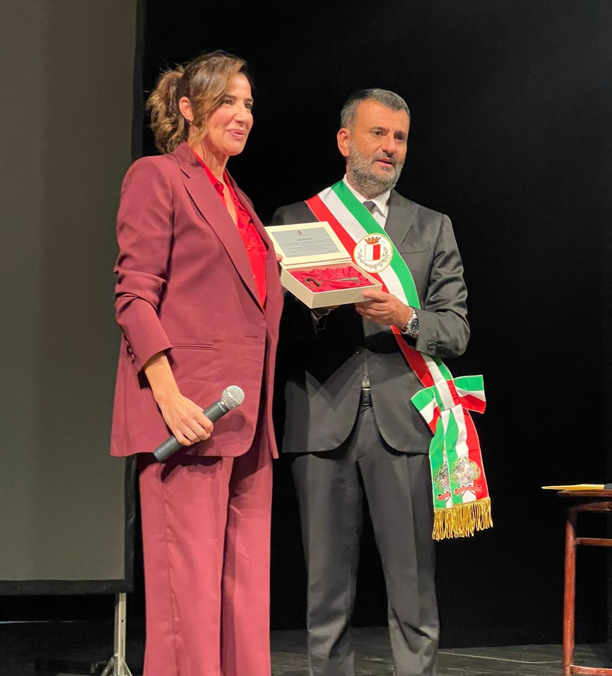 IL SINDACO DECARO HA CONSEGNATO A LUISA RANIERI LE CHIAVI DELLA CITTÀ