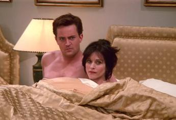 Courtney Cox ricorda Matthew Perry con scena di Friends: “Mi manchi ogni giorno”