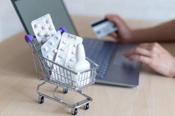 Crescono acquisti farmacie online, al Nord rimedi naturali al Sud cosmetici