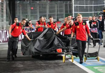 Ferrari di Sainz distrutta da un tombino a Las Vegas: “Inaccettabile” – Video