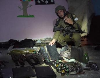 Gaza, soldati Israele: “Ecco base Hamas in ospedale, qui c’erano ostaggi”