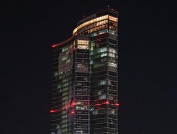 Giornata contro la violenza sulle donne, i palazzi di Regione Lombardia si colorano di arancione
