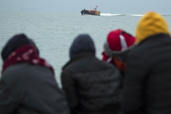Migranti, notte di sbarchi a Lampedusa: arrivati in centinaia