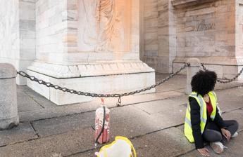 Milano, attivisti di Ultima Generazione imbrattano Arco della Pace