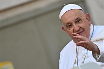 Papa: “Oggi non posso affacciarmi, ho problema di infiammazione ai polmoni”