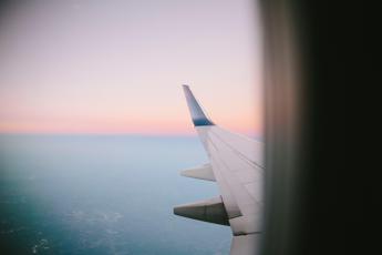 Partorisce su volo Amman-Londra, atterraggio d’emergenza a Brindisi: mamma e bimba stanno bene