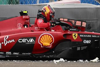 Sainz, un altro incidente: a 200 all’ora contro le barriere con la Ferrari