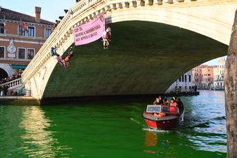 Blitz a Venezia di Extinction Rebellion, foglio di via e Daspo per gli attivisti