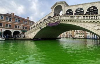 Blitz attivisti Extinction Rebellion, da Venezia a Roma fiumi tinti di verde