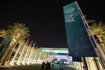 Cop28, nuova bozza: “Non uscita ma ‘transizione’ fuori dai fossili”