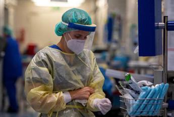 Covid, corde vocali paralizzate per virus: il caso di una 15enne