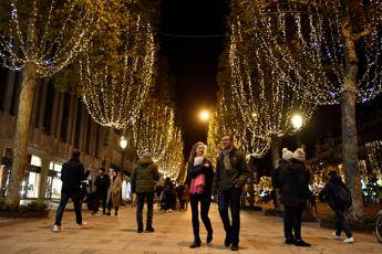 Covid e influenza, Natale a rischio? L’appello degli esperti per ‘salvare’ le feste