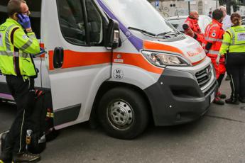 Incidente a Roma, scontro tra scooter e mezzo Ama: un morto