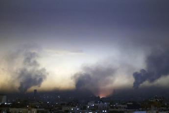Israele-Hamas, media palestinesi: “Bombe su Gaza”. Ostaggi uccisi per errore, proteste a Tel Aviv