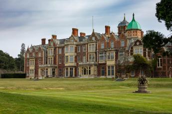 Largo alla famiglia di Camilla, a Natale a Sandringham si starà un po’ stretti