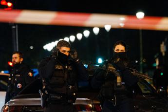 Parigi, uccide turista tedesco al grido di ‘Allah Akbar’: l’aggressore era già stato arrestato nel 2018