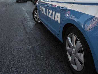 Roma, aggredisce una donna a sediate e morde i poliziotti