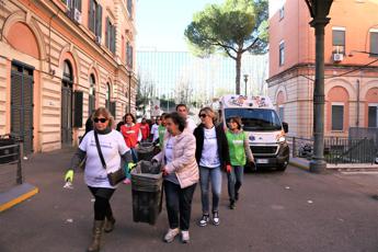 Roma, dipendenti e cittadini ripuliscono spazi comuni Umberto I