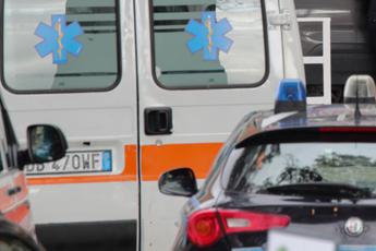 Spruzza spray al peperoncino in classe, 6 studenti e bidella irritati: denunciato minore