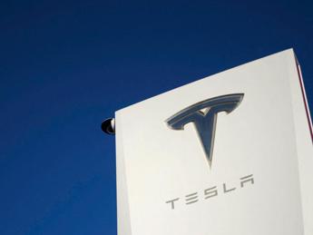 Tesla richiama quasi 4.000 Cybertruck: problema a pedale acceleratore