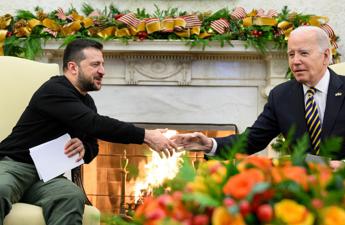 Ucraina, Biden accoglie Zelensky: “Putin non può vincere, Congresso approvi fondi”