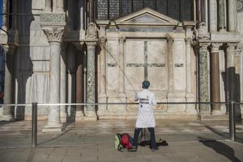 Venezia, blitz degli attivisti del clima contro la Basilica di San Marco