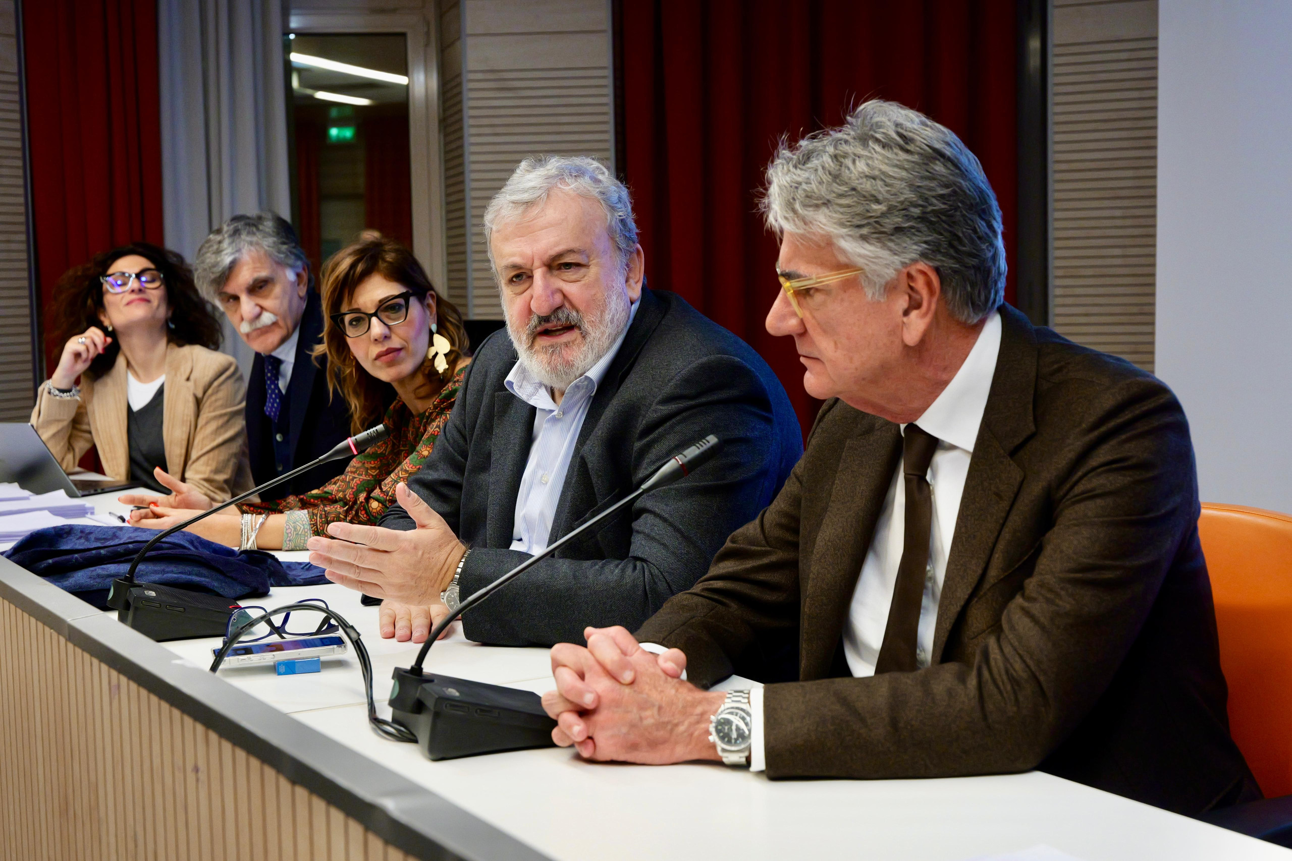 IL PRESIDENTE EMILIANO ALLA RIUNIONE DELL’UNITÀ DI COORDINAMENTO DELLA RETE ONCOLOGICA PUGLIESE: “PUNTARE ANCORA DI PIÙ SUI CENTRI DI ORIENTAMENTO”