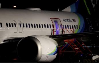 Boeing 737 Max 9, in un cortile dell’Oregon il pezzo di fusoliera che si è staccato in volo