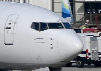 Boeing 737 Max 9 restano a terra, stop a tempo indefinito per garantire sicurezza